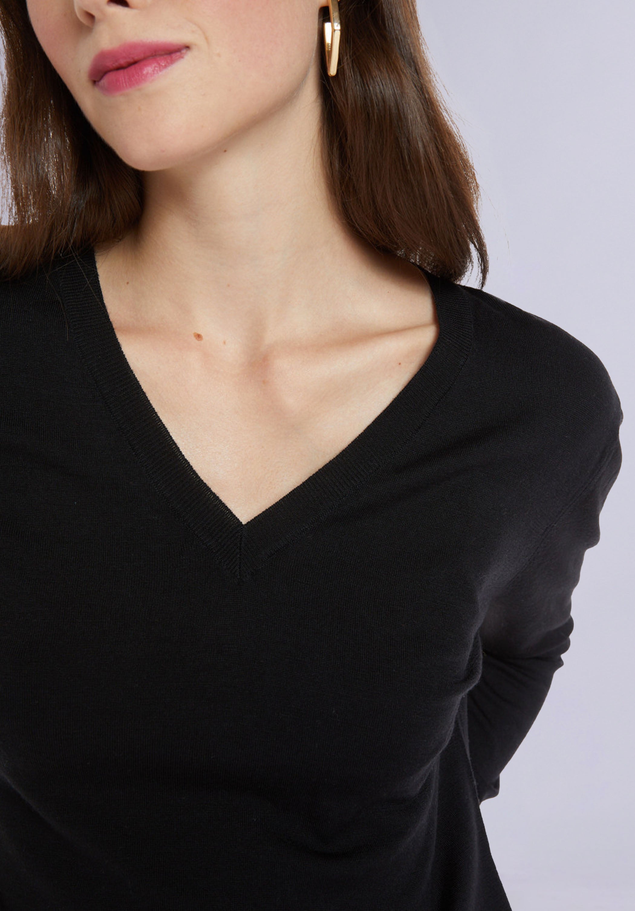 EBONY MERINO V NECK