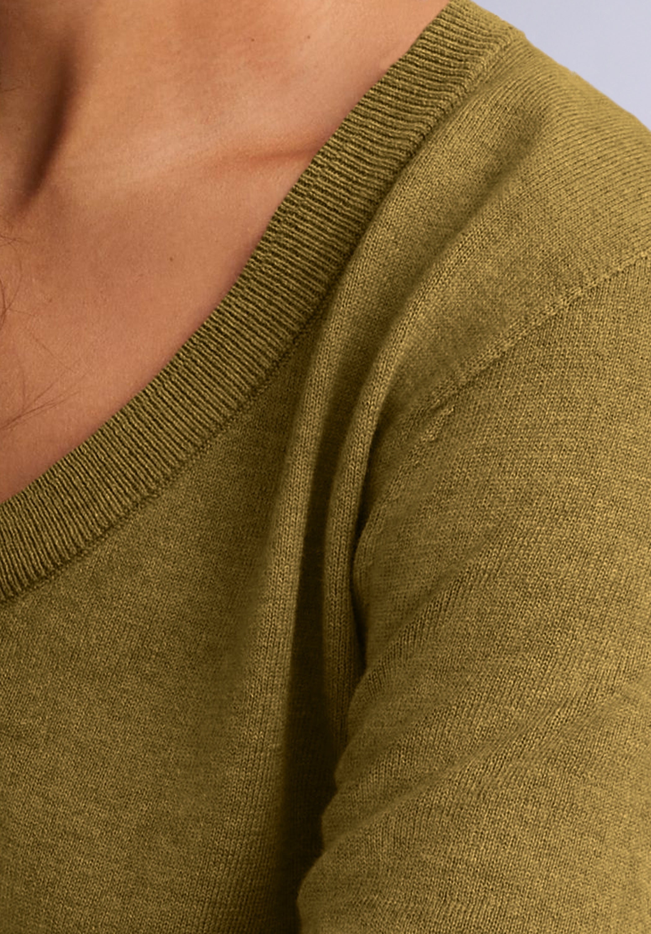 AMBER MERINO V NECK